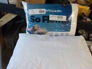 lot 17 image: 4 Pillows -see all pictures...