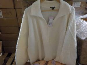 lot 20 image: 27 Wild Fable Sweater Tops size XXL...