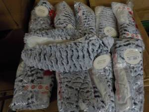 lot 49 image: 10 Pair Slipper Booties size ML ne...