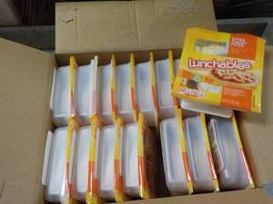 lot 192 image: 16 Extra Cheesy Pizza Lunchables...