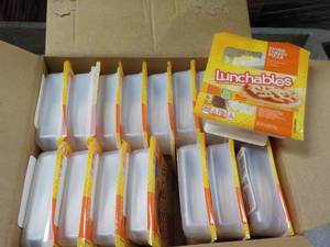 lot 198 image: 16 Extra Cheesy Pizza Lunchables...