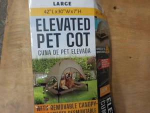 lot 111 image: Elevated Pet Cot 42 x 30 x 7...