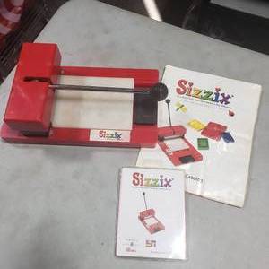 lot 1 image: Sizzix Paper Crafting Die Cutter With Extra Cutting Pad