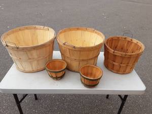lot 22 image: 5-Assorted Bushel Baskets