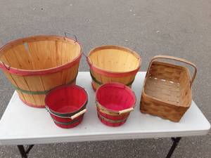 lot 23 image: 5-Assorted Bushel Baskets