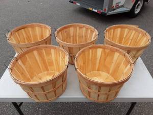 lot 24 image: 5-Assorted Bushel Baskets