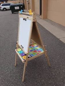 lot 32 image: Mondo Llama Easel With Accessories