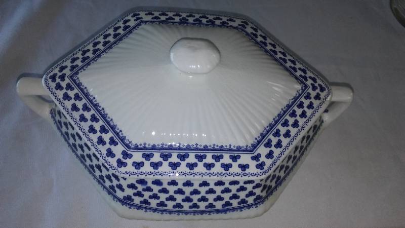 lot 8 image: Adams Brentwood Ironstone Covered Casserole Dish.