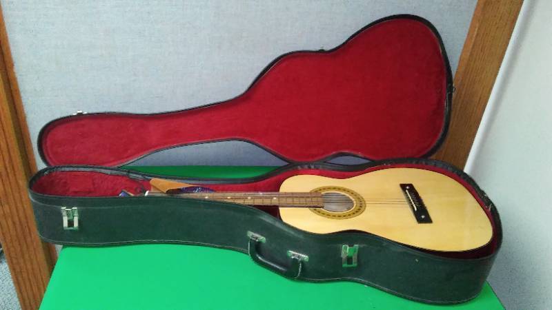 lot 40 image: Kingston Classic Guitar