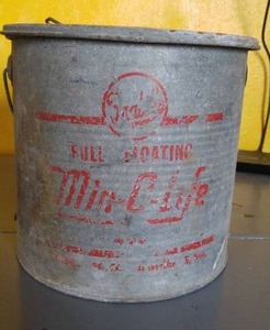lot 58 image: Min-O-Life Minno Bucket.