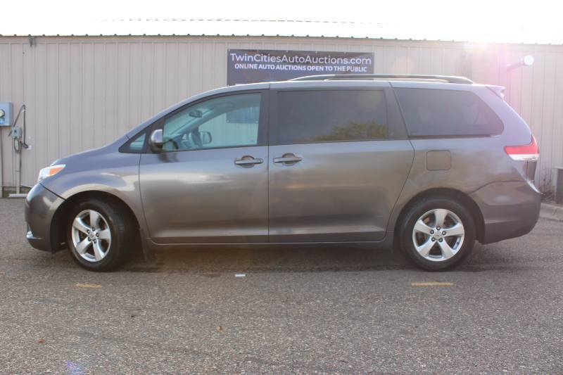 lot 1D image: 2011 Toyota Sienna LE - 2 OWNERS