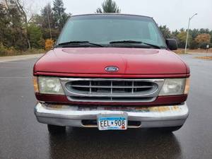 lot 9T image: 1999 Ford Econoline E150