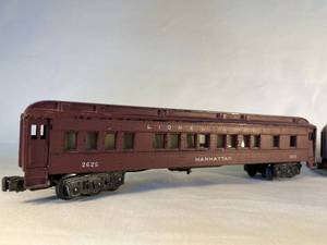 lot 1 image: Lionel Lines #2625 vintage passenger cars