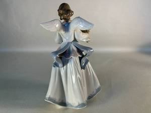 lot 47 image: Lladro Angel of the Stars