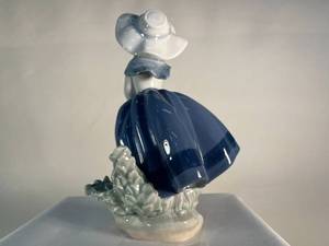 lot 49 image: Lladro Girl Picking Flowers