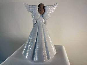 lot 50 image: Lladro Angel with Cymbal tree topper