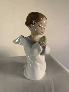 lot 51 image: Lladro Praying Angel #4538