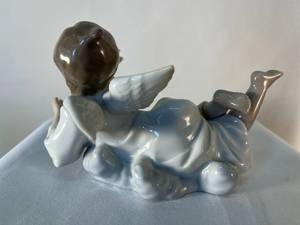 lot 52 image: Lladro Angel Wishing on a Star #5725