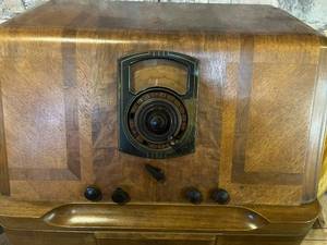 lot 100 image: antique Wilco standing radio