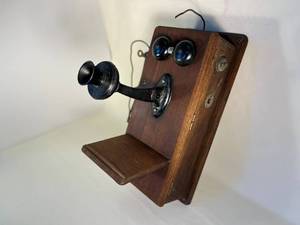 lot 40 image: vintage wall-mount phone (not working)