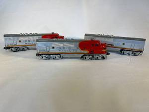 lot 6 image: vintage Santa Fe 3-piece Lionel train set