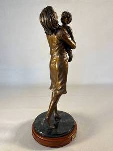 lot 24 image: Jackie Kennedy Strands of Love bronze figurine by The Franklin Mint