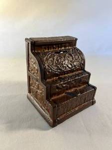 lot 28 image: antique cast iron piggy bank
