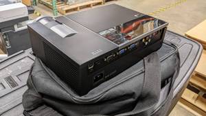lot 21 image: Dell 1610HD Projector WXGA Conference Room Projector - USED WITH CARRYING CASEACCESSORIES