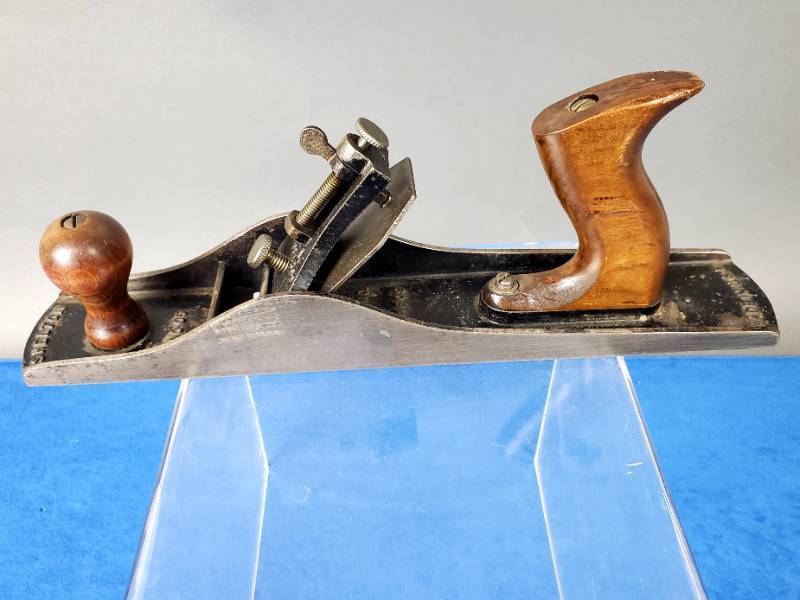 lot 7 image: Antique Shelton Woodworking Planer No.05