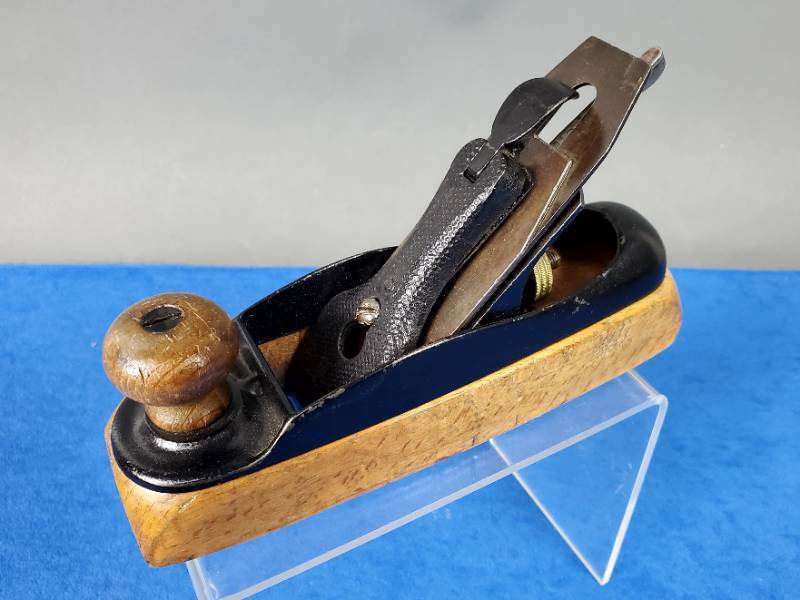 lot 16 image: Vintage Stanley Woodworking Planer No. 22