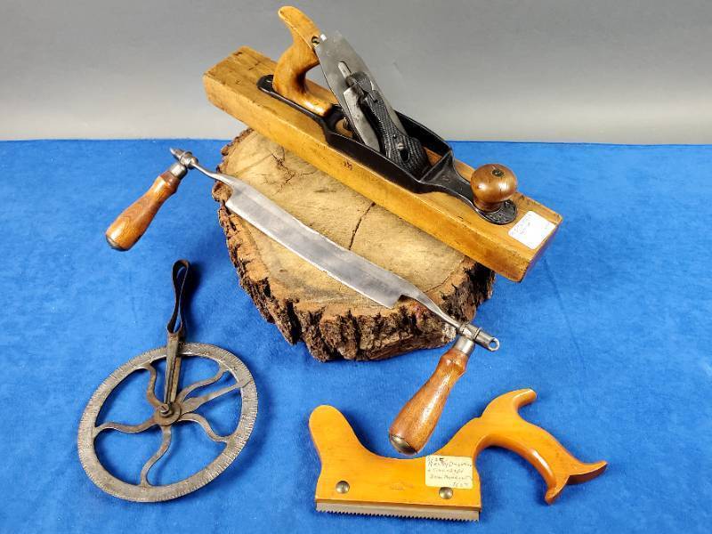 lot 2 image: (4) Vintage Woodworking Tools