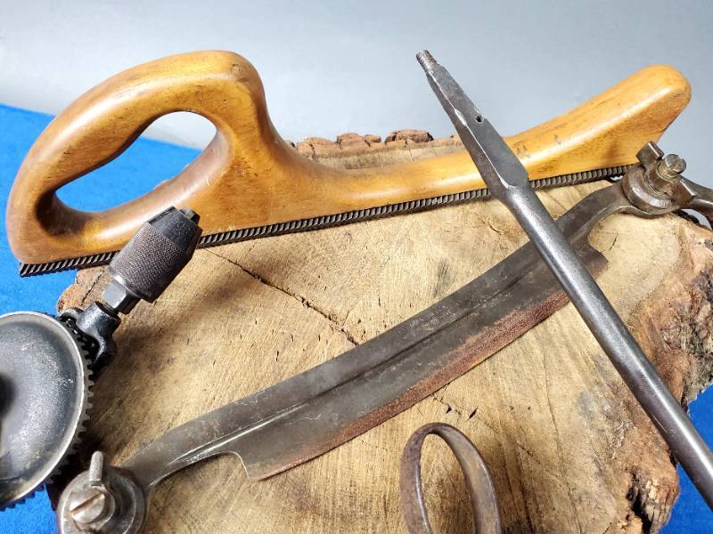 lot 4 image: (5) Vintage Woodworking Tools