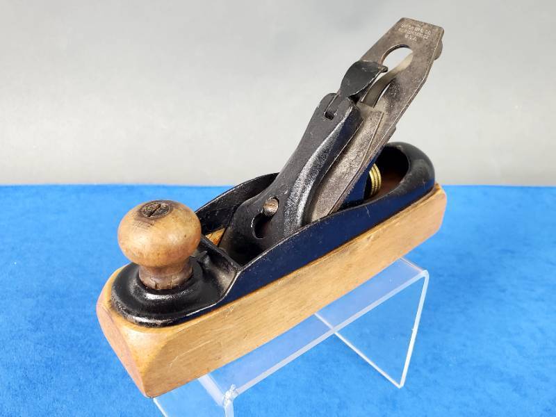lot 13 image: Vintage Union Woodworking Planer No. 22