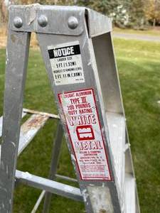 lot 203 image: 5 Foot White Metal 200 Pound Step Ladder