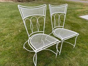 lot 206 image: 2 White Metal Patio Chairs