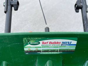lot 217 image: Scotts Turf Builder Mini Fertilizer Spreader