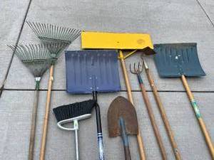 lot 220 image: Long Handled Tools