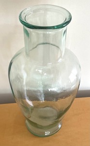 lot 51 image: Gorgeous Glass Vase