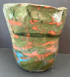 lot 137 image: Pretty Pottery Pieces