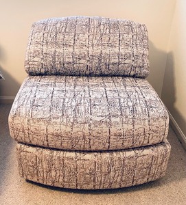 lot 162 image: Henredon Custom Folio Collection Chair