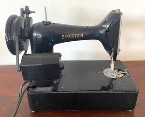 lot 184 image: The Singer Manufacturing Company Spartan Sewing Machine