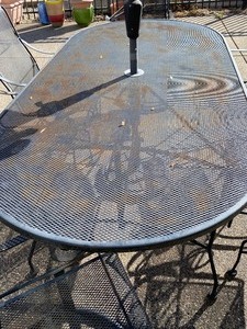 lot 279 image: Metal Patio Table, Chairs and Umbrella Set