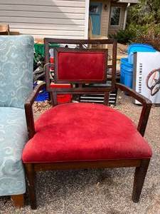 lot 26 image: 2 Accent Chairs