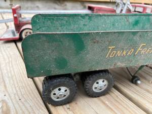 lot 39 image: Vintage Tonka Firetruck & Green Tonka Freighter