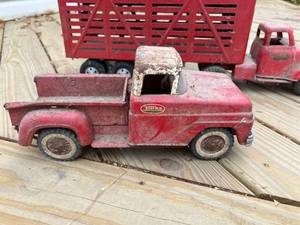 lot 40 image: Vintage Tonka Livestock Trailer & Red Tonka Pickup