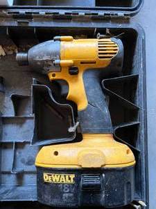 lot 119 image: DeWalt Cordless Adjustable Clutch DriverDrill and New Irwin Spade Bits