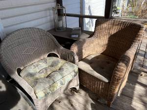lot 195 image: Wicker Patio Furniture Set