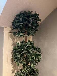 lot 7 image: Faux Topiary Tree