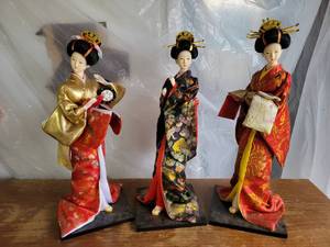 lot 32 image: Three Gorgeous Geisha Doll Figures
