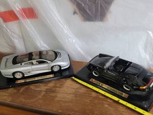 lot 33 image: Maisto 1992 Jaguar XJ220 & 1989 Porche 911 Speedster Die-Cast Collectible Model Cars